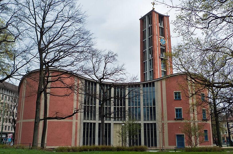 Bei der evangelischen Kirche brennt derzeit die Hütte. Hier die Matthäuskirche am Sendlinger Tor.
