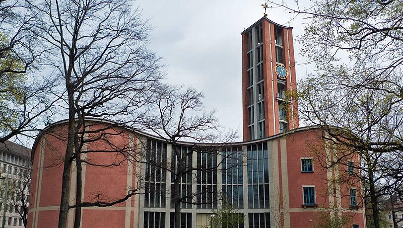 Bei der evangelischen Kirche brennt derzeit die Hütte. Hier die Matthäuskirche am Sendlinger Tor. Bei der evangelischen Kirche brennt derzeit die Hütte. Hier die Matthäuskirche am Sendlinger Tor.