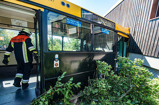 Ein Schulbus steckt am 31.07.2015 in Lappersdorf (Bayern) nahe Regensburg in einem Haus. Der Gelenkbus prallte am Freitagmorgen gegen die Hausmauer.
