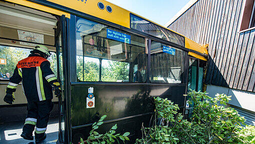 Ein Schulbus steckt am 31.07.2015 in Lappersdorf (Bayern) nahe Regensburg in einem Haus. Der Gelenkbus prallte am Freitagmorgen gegen die Hausmauer. Ein Schulbus steckt am 31.07.2015 in Lappersdorf (Bayern) nahe Regensburg in einem Haus. Der Gelenkbus prallte am Freitagmorgen gegen die Hausmauer.