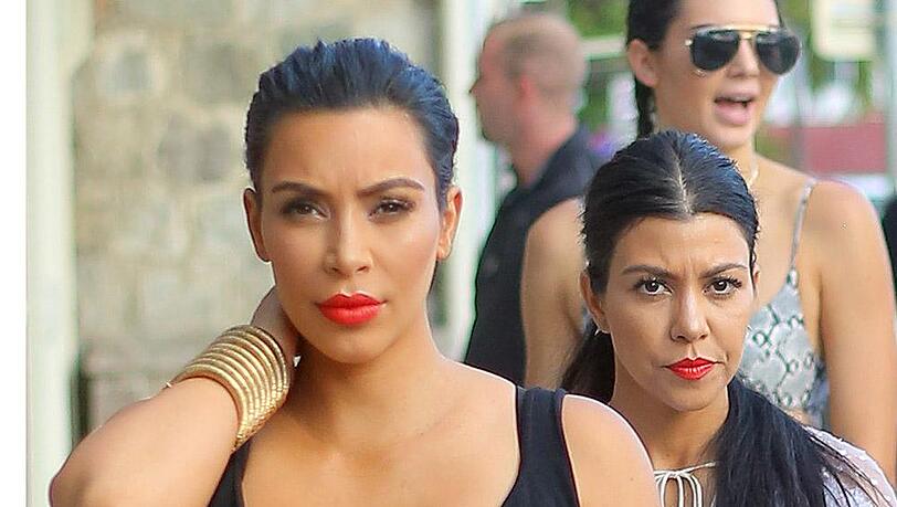 Ob Kim oder Kourtney Kardashian - die Reality-TV-Stars sind ausgesprochen große Fans von Schönheitsoperationen. Ob Kim oder Kourtney Kardashian - die Reality-TV-Stars sind ausgesprochen große Fans von Schönheitsoperationen.