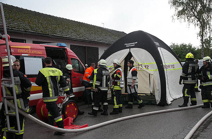Bilder vom Großeinsatz der Feuerwehr: In Petting stand ein Stall in Vollbrand, etliche Tiere mussten aus dem brennenden Gebäude gerettet werden.