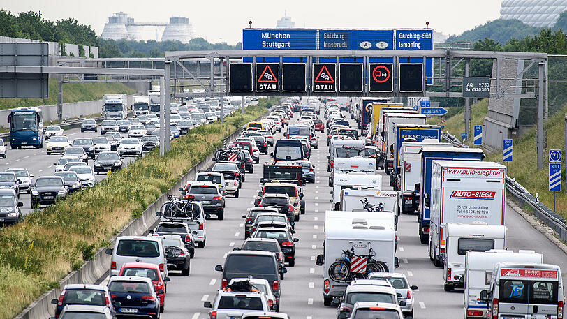 Zähfließender Verkehr auf der Autobahn A9 bei München.