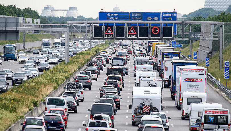 Zähfließender Verkehr auf der Autobahn A9 bei München. Zähfließender Verkehr auf der Autobahn A9 bei München.