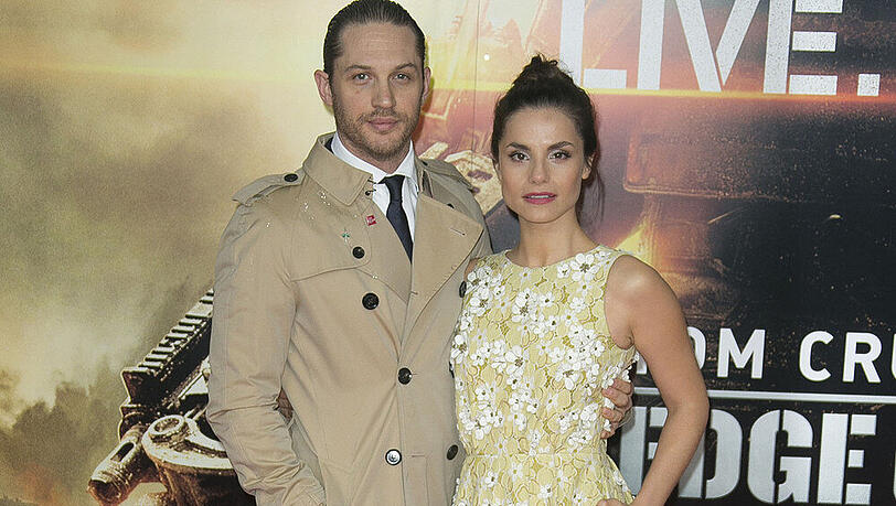 Schauspieler Tom Hardy trägt einen beigen Trenchcoat über schickem Anzug auf der Premiere von "Edge of Tomorrow" Schauspieler Tom Hardy trägt einen beigen Trenchcoat über schickem Anzug auf der Premiere von "Edge of Tomorrow"
