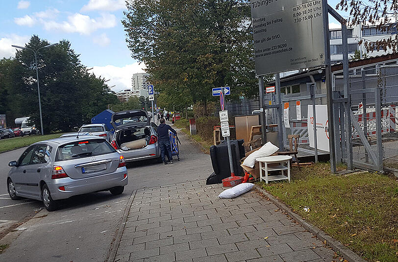 So nicht: Diese Dreckbären laden ihren Sperrmüll außerhalb des geschlossenen Wertstoffhofs ab.