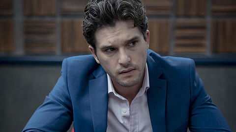 Kit Harington stellt sich in "Criminal: Vereinigtes Königreich" als Verdächtiger einem Polizeiverhör.