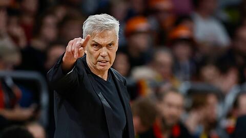 Nationaltrainer Gordon Herbert (Deutschland) gibt seinem Team Anweisungen.