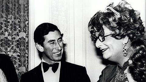 König Charles III., damals Prinz Charles, und Barry Humphries als Dame Edna bei einem Event im Jahr 1978.