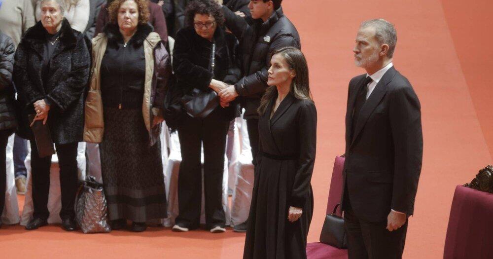 Felipe-und-Letizia-werden-bei-Trauerfeier-nach-Zugungl-ck-emotional
