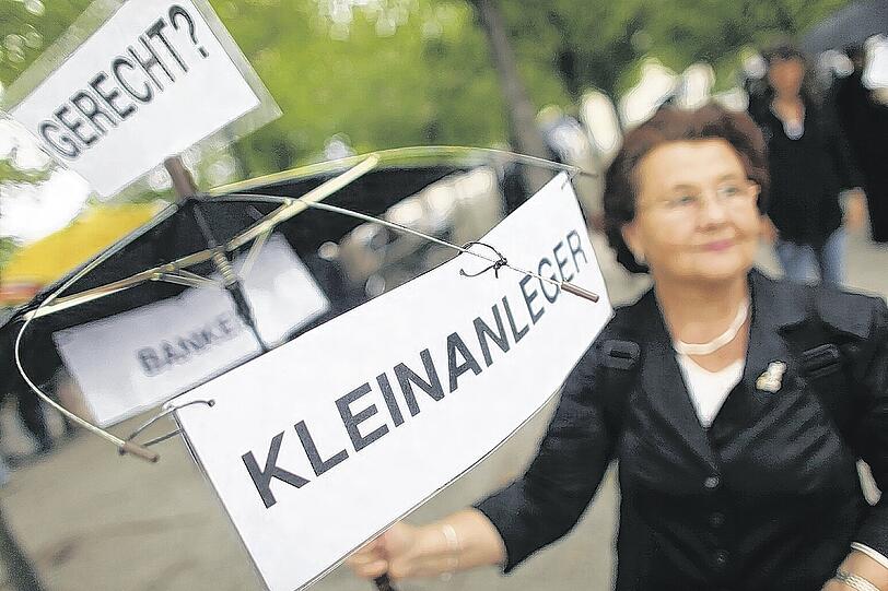 Protest geschädigter Anleger vor dem Bundestag: Schlechte Beratung kostet die Deutschen jährlich 20 bis 30 Milliarden Euro, schätzt die Bundesregierung.Foto: dpa