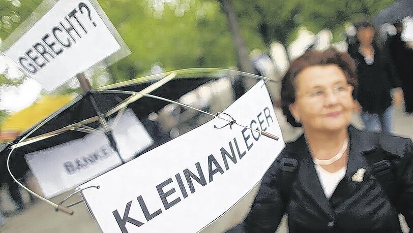 Protest geschädigter Anleger vor dem Bundestag: Schlechte Beratung kostet die Deutschen jährlich 20 bis 30 Milliarden Euro, schätzt die Bundesregierung.Foto: dpa Protest geschädigter Anleger vor dem Bundestag: Schlechte Beratung kostet die Deutschen jährlich 20 bis 30 Milliarden Euro, schätzt die Bundesregierung.Foto: dpa