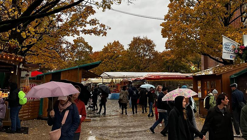 Ein paar Münchnerinnen und Münchner trauen sich trotz der kühlen Temperaturen und des Regens auf die Dult. Unter den Schaustellern hätte man sich ein bisserl mehr Kundschaft gewünscht. Ein paar Münchnerinnen und Münchner trauen sich trotz der kühlen Temperaturen und des Regens auf die Dult. Unter den Schaustellern hätte man sich ein bisserl mehr Kundschaft gewünscht.