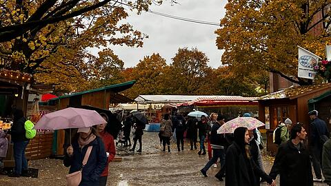 Ein paar M&uuml;nchnerinnen und M&uuml;nchner trauen sich trotz der k&uuml;hlen Temperaturen und des Regens auf die Dult. Unter den Schaustellern h&auml;tte man sich ein bisserl mehr Kundschaft gew&uuml;nscht.