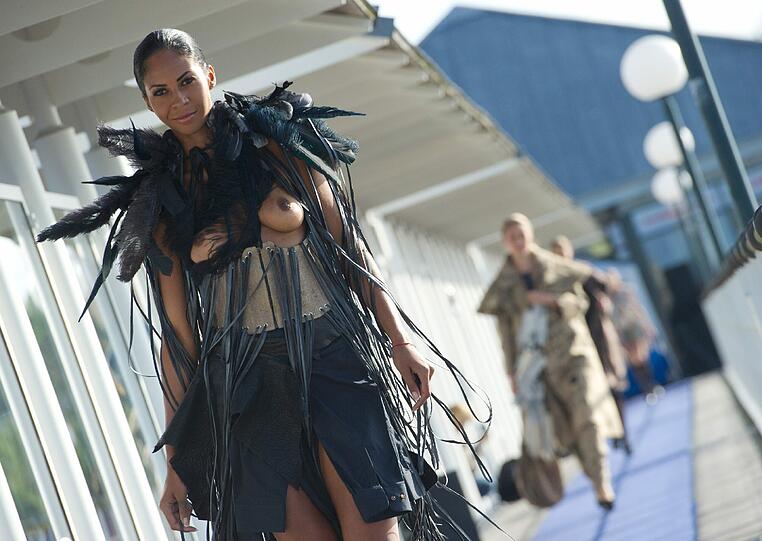 Wir können übrigens auch "Drama": Bei einer sexy Miodenschau in Heringsdorf präsentierten hübsche Models gewagte Kreationen. Wie dieses Federkleid hier...