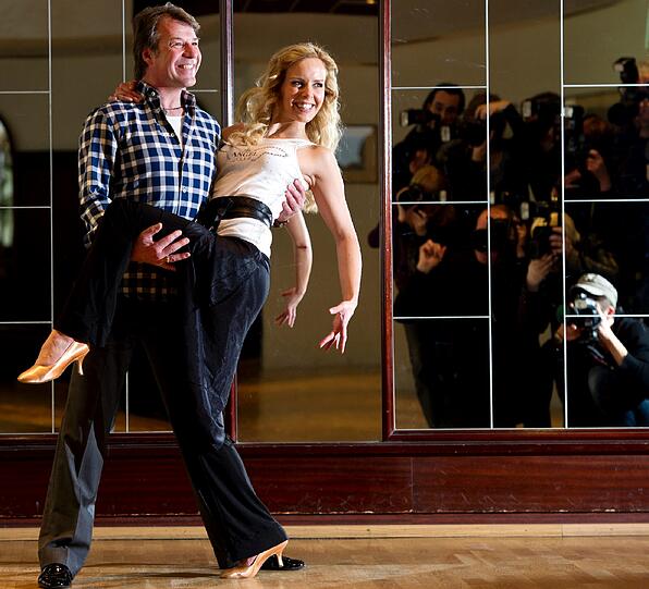 Hertels Schlager-Kollege Patrick Lindner wird von Tänzerin Isabel Edvardsson auf "Let's Dance" vorbereitet.