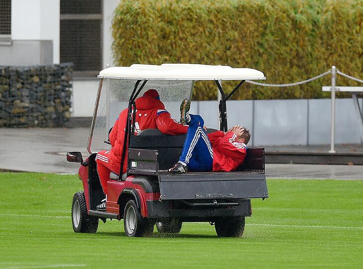 Der FCB-Schock in Bildern - hier wird der verletzte Philipp Lahm beim Training abtransportiert!