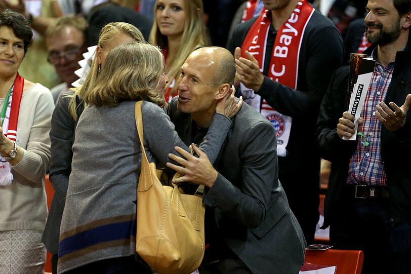 Von Arjen Robben gab's für Susi Hoeneß sogar ein Küsschen.