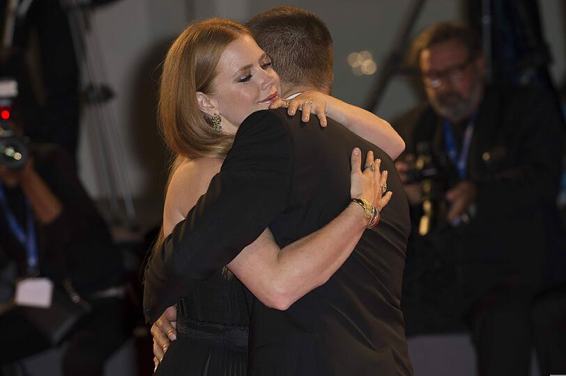 Nur Kollegen: Innige Umarmung zwischen Jeremy Renner und Amy Adams.