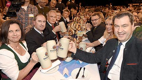 Bayerischer Ministerpräsident Markus Söder und Frau Karin, Ilse Aigner, Hubert Aiwanger (Parteivorsitzender, Freie Wähler).
