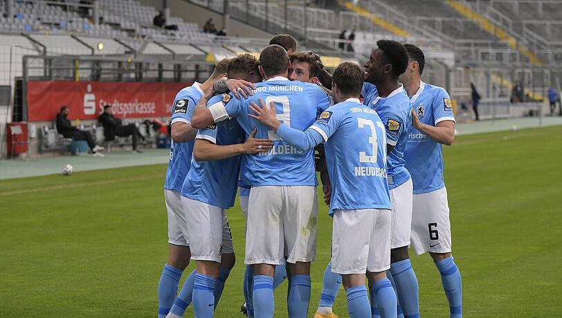 Verschworene Relegations-Jäger: Die Löwen um Torjäger Sascha Mölders wollen es beim Showdown am Samstag in Ingolstadt wissen.