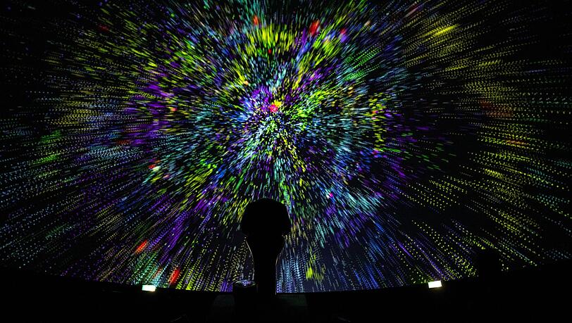 Eine Projektion ist in der Sonderausstellung "100 Jahre Planetarium" zu sehen.