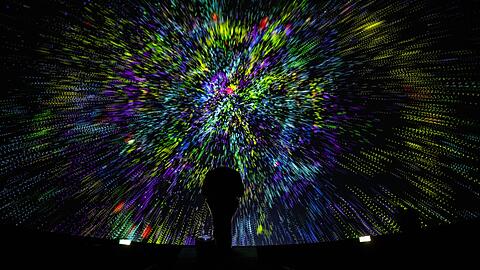 Eine Projektion ist in der Sonderausstellung "100 Jahre Planetarium" zu sehen.