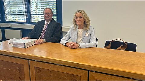 Die Kabarettistin Monika Gruber und ihr Rechtsanwalt Erich Hanslmaier aus Erding am Dienstag vor Gericht.