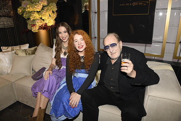 Ralph Siegel mit Ehefrau Laura und seiner Tochter Alana (li.) Ralph Siegel mit Ehefrau Laura und seiner Tochter Alana (li.)