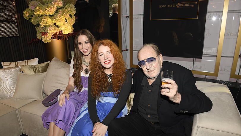 Ralph Siegel mit Ehefrau Laura und seiner Tochter Alana (li.) Ralph Siegel mit Ehefrau Laura und seiner Tochter Alana (li.)