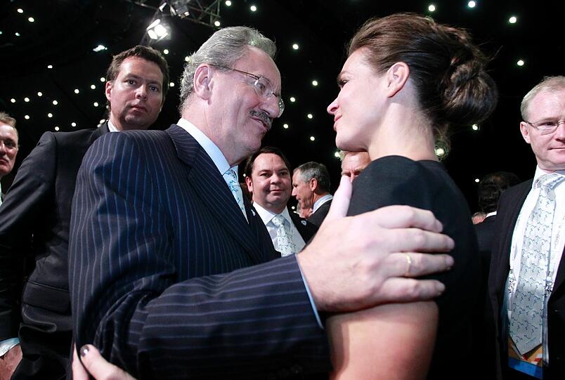 Kati Witt völlig aufgelöst: Das sympathische Olympia-Gesicht bricht bei der Bekanntgabe der Entscheidung in Tränen aus. Die Bilder