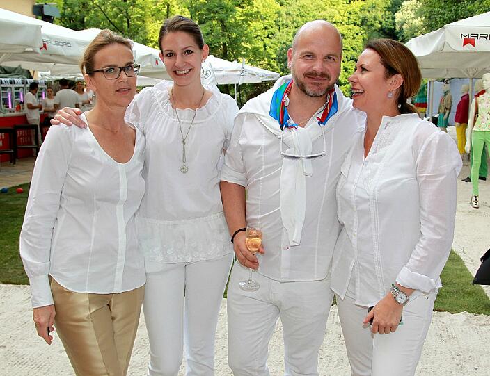 Der Gastgeber: die Lifestyle-Firma Bogner, die Location: Sandstrand mit Rasen am Nektar Beach, der Dresscode: "Sporty White" - und die Gäste: prominent!