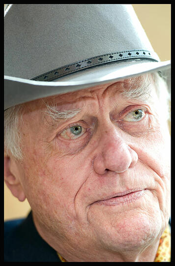 Larry Martin Hagman (21.09.1931 - 23.11.2012): Der US-Schauspieler gab in der Fernsehserie &bdquo;Dallas&ldquo; als J.R. Ewing den Fiesling einer texanischen Öldynastie. Das machte ihn weltweit bekannt. Auf Öl vertraute er ansonsten
allerdings nicht so sehr, er machte Werbung für Solarenergie.