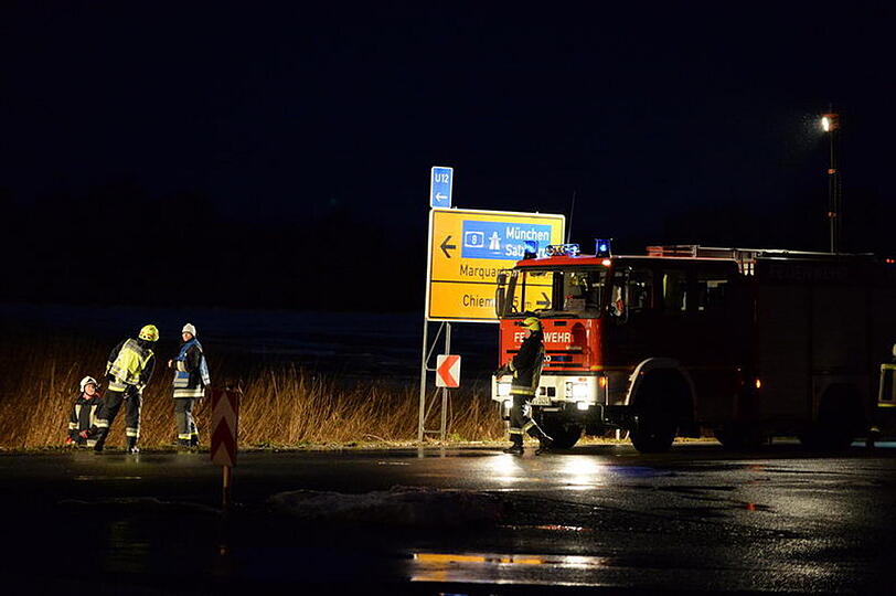 Zwei 19-Jährige überschlagen sich bei Grabenstätt mit ihrem BMW und landen auf dem Dach