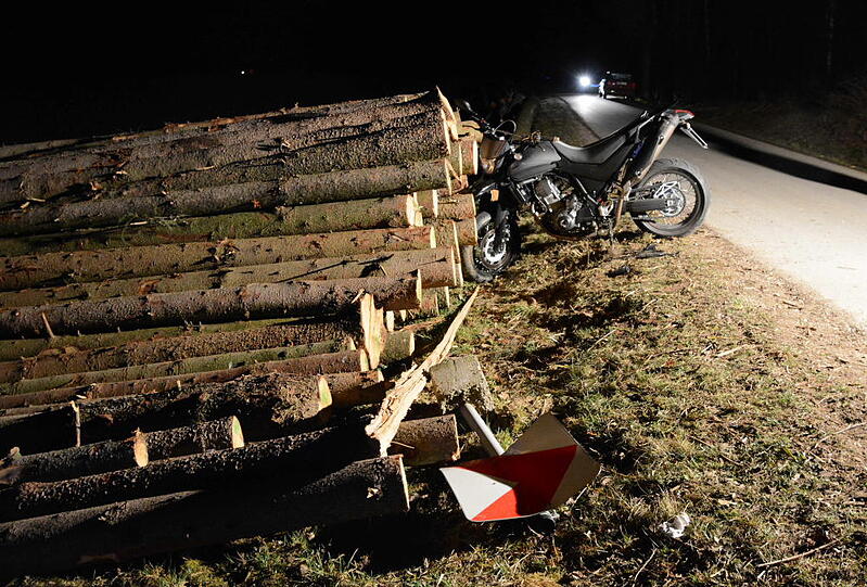 Ein 18-Jähriger ist am Mittwochabend mit seinem Motorrad gegen einen Holzstoß gekracht.