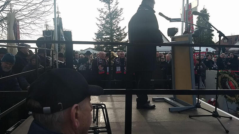 OB Dieter Reiter auf dem Podest, im Hintergrund Uli Hoeneß (l.) und Karl-Heinz Rummenigge.