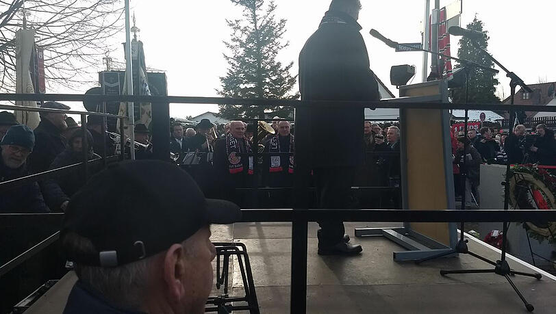 OB Dieter Reiter auf dem Podest, im Hintergrund Uli Hoeneß (l.) und Karl-Heinz Rummenigge. OB Dieter Reiter auf dem Podest, im Hintergrund Uli Hoeneß (l.) und Karl-Heinz Rummenigge.