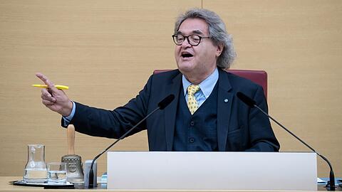 Typisch Markwort: Der Alterspräsident nimmt zum ersten Mal an seinem exponierten Tisch im Plenum Platz.