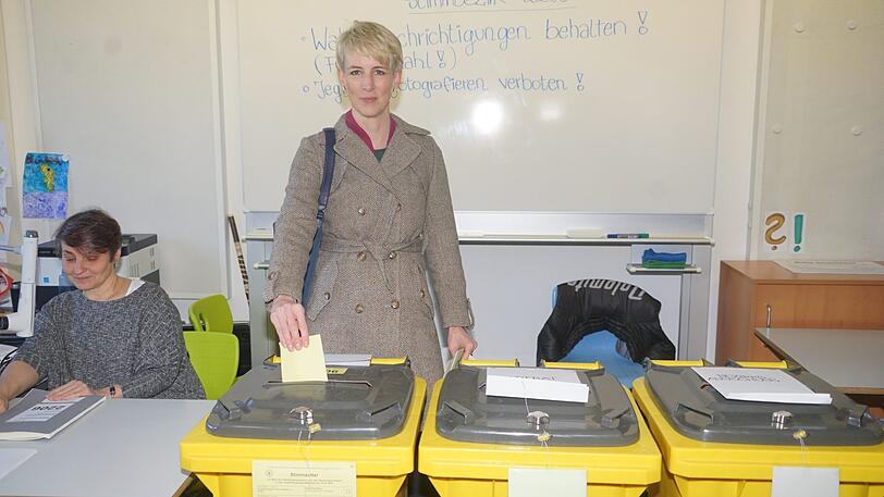 Katrin Habenschaden (Grüne) wirft ihren Stimmzettel in die Wahlurne.