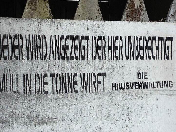 In diesen Innenhof in der Maxvorstadt darf man fast gar nichts - zumindest wenn es nach den Schildern geht.