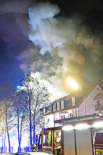 Ein Feuer auf einem Balkon setzte in Perlach einen ganzen Dachstuhl in Brand. Die Bilder von den Löscharbeiten.