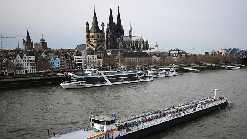 Ein Binnenschiff fährt vor dem Dom über den Rhein. Ein Binnenschiff fährt vor dem Dom über den Rhein.
