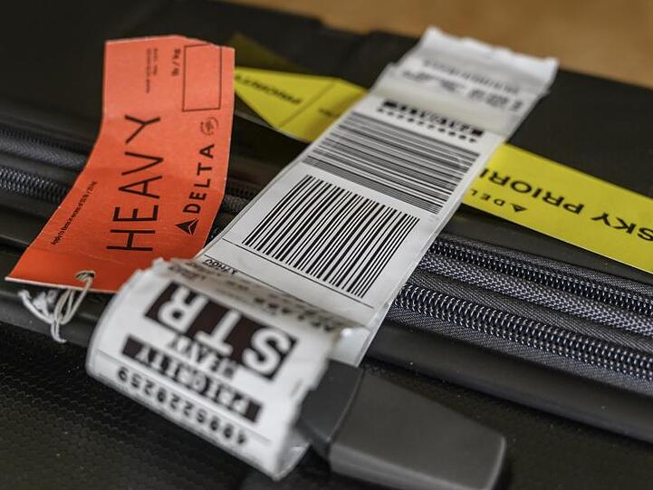 Fluggesellschaften wollen den Verlust von Koffern deutlich reduzieren und dafür jedes Gepäckstück künftig mit einem über Funkwellen lesbaren RFID-Chip versehen.