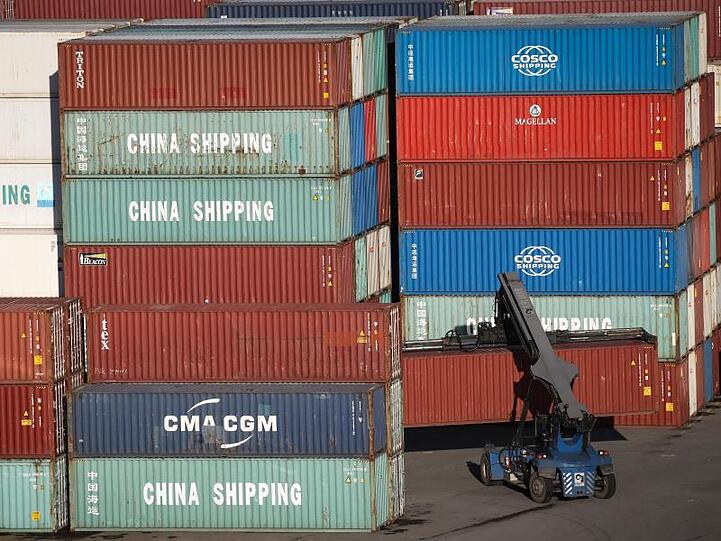 Ein Container-Stapler ist im Hamburger Hafen unterwegs.