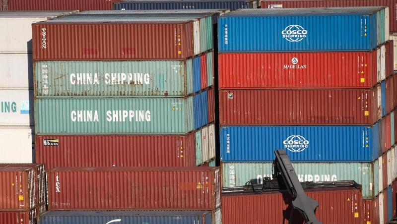 Ein Container-Stapler ist im Hamburger Hafen unterwegs. Ein Container-Stapler ist im Hamburger Hafen unterwegs.