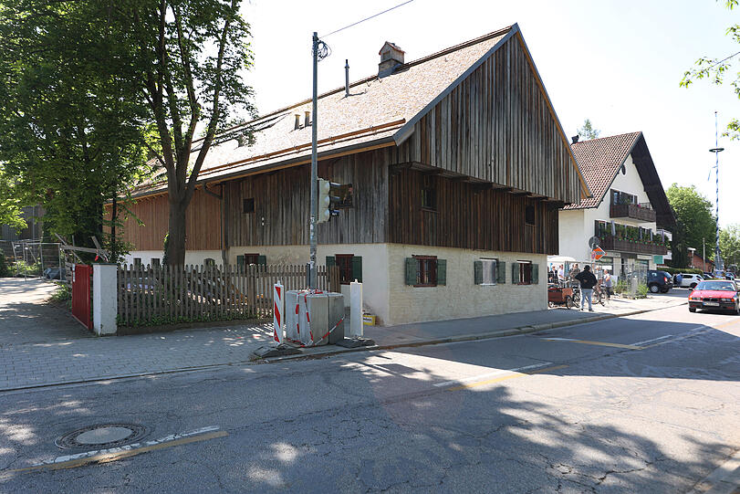 Frisch saniert: Der neue alte Derzbachhof. Zuletzt hatte er ein rot gestrichenes verzinktes Dach, jetzt schmücken Lärchenschindeln Münchens ältestes Bauernhaus.
