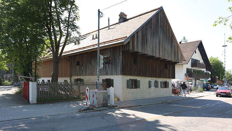 Frisch saniert: Der neue alte Derzbachhof. Zuletzt hatte er ein rot gestrichenes verzinktes Dach, jetzt schmücken Lärchenschindeln Münchens ältestes Bauernhaus. Frisch saniert: Der neue alte Derzbachhof. Zuletzt hatte er ein rot gestrichenes verzinktes Dach, jetzt schmücken Lärchenschindeln Münchens ältestes Bauernhaus.