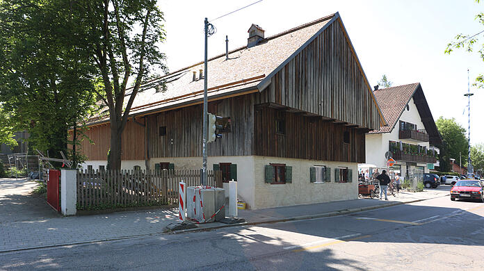 Frisch saniert: Der neue alte Derzbachhof. Zuletzt hatte er ein rot gestrichenes verzinktes Dach, jetzt schmücken Lärchenschindeln Münchens ältestes Bauernhaus.