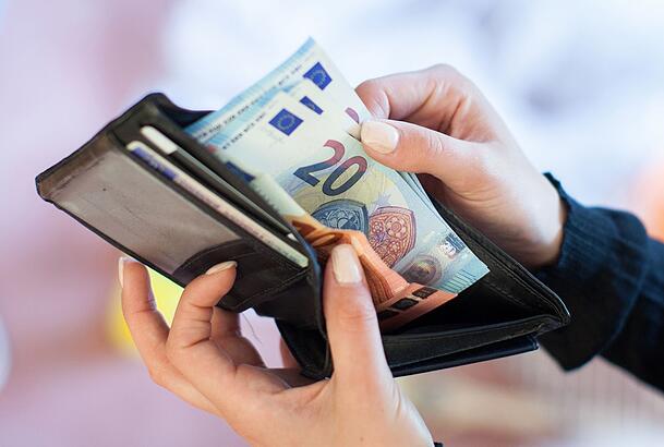 Bürgergeld sollte laut dem Paritätischen Gesamtverband bei 813 Euro für Alleinerziehende liegen, wenn es richtig berechnet wäre. Bürgergeld sollte laut dem Paritätischen Gesamtverband bei 813 Euro für Alleinerziehende liegen, wenn es richtig berechnet wäre.