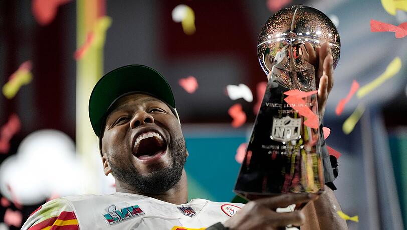 Kansas City Chiefs Defensive End Carlos Dunlap feiert mit der Vince Lombardi Trophy.